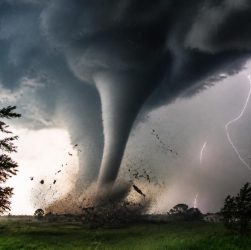 découvrez des vidéos captivantes qui révèlent toute la puissance impressionnante des tornades et leur impact spectaculaire.