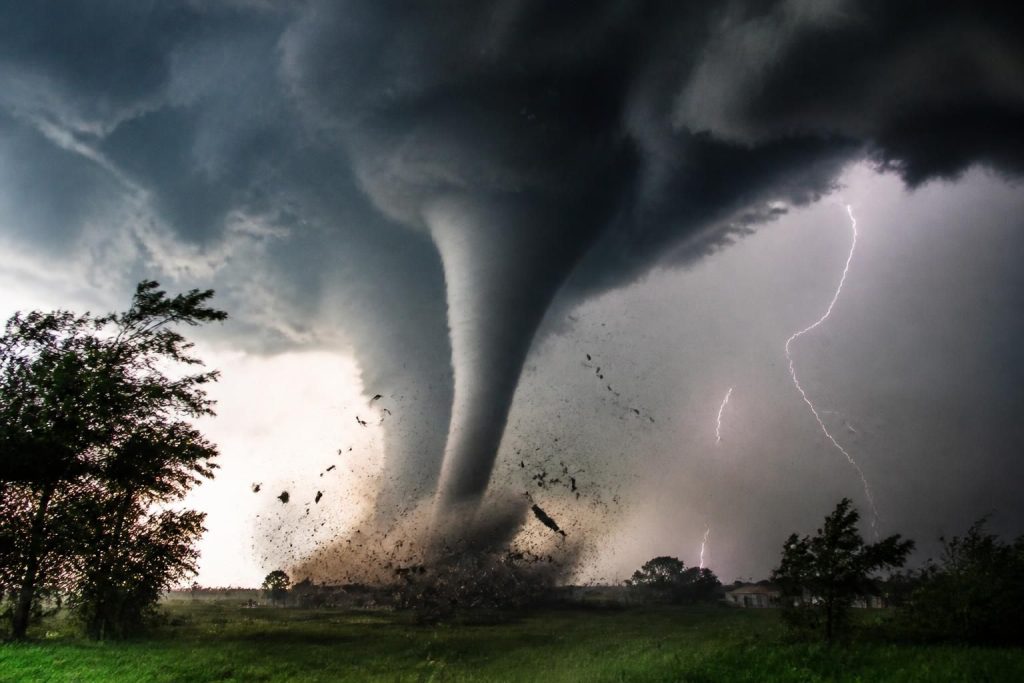 découvrez des vidéos captivantes qui révèlent toute la puissance impressionnante des tornades et leur impact spectaculaire.