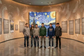 Groupe de collégiens en visite scolaire devant une reproduction de Van Gogh dans une exposition immersive à Lyon