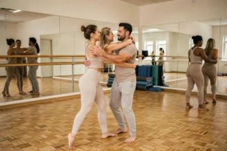 Cours de zouk dansant dans une école de danse avec parquet en bois et miroirs, groupe d'adultes en apprentissage