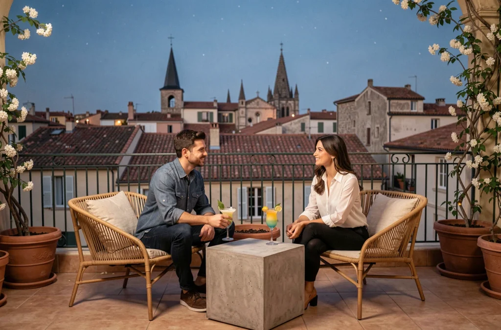 Couple profitant d'un bar en rooftop avec vue panoramique sur les toits du centre-ville d'Aix-en-Provence en soirée